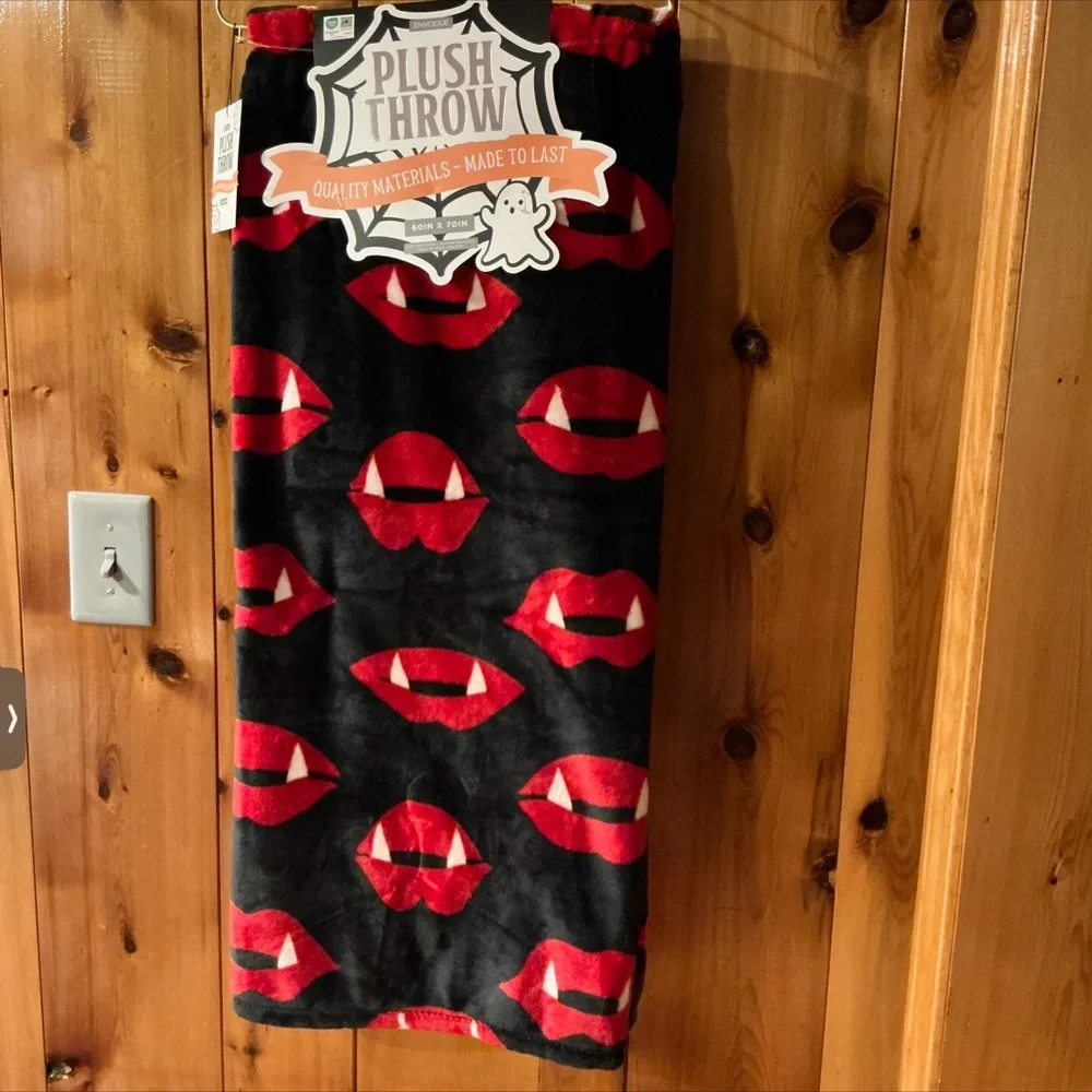 ENVOGUE Watercolor Vampire Lips Halloween Throw